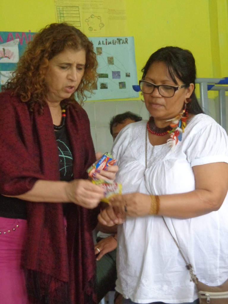 Maluh orienta  a professora indígena Nádia Batista Silva, do povo Tupinambá, sobre a leitura dos rótulos 