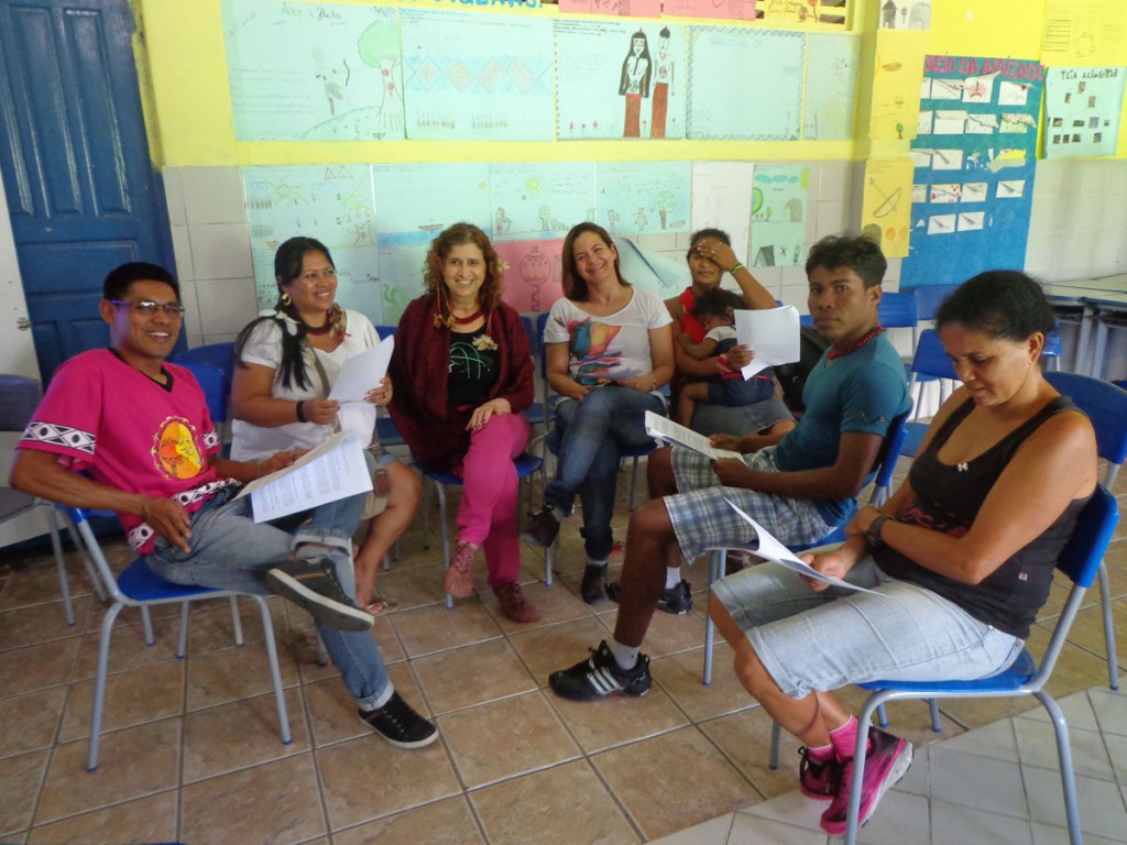 Oficina sobre alimentação realizada por integrantes da Rebrinc com educadores indígenas da Bahia