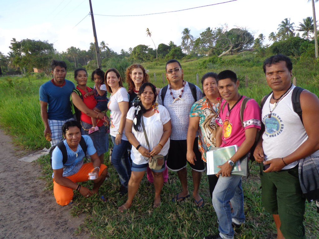 Maluh e Cristhiane com professores das escolas indígenas de Acuípe de baixo (Tupinambá) e Coroa Vermelha (Pataxó)