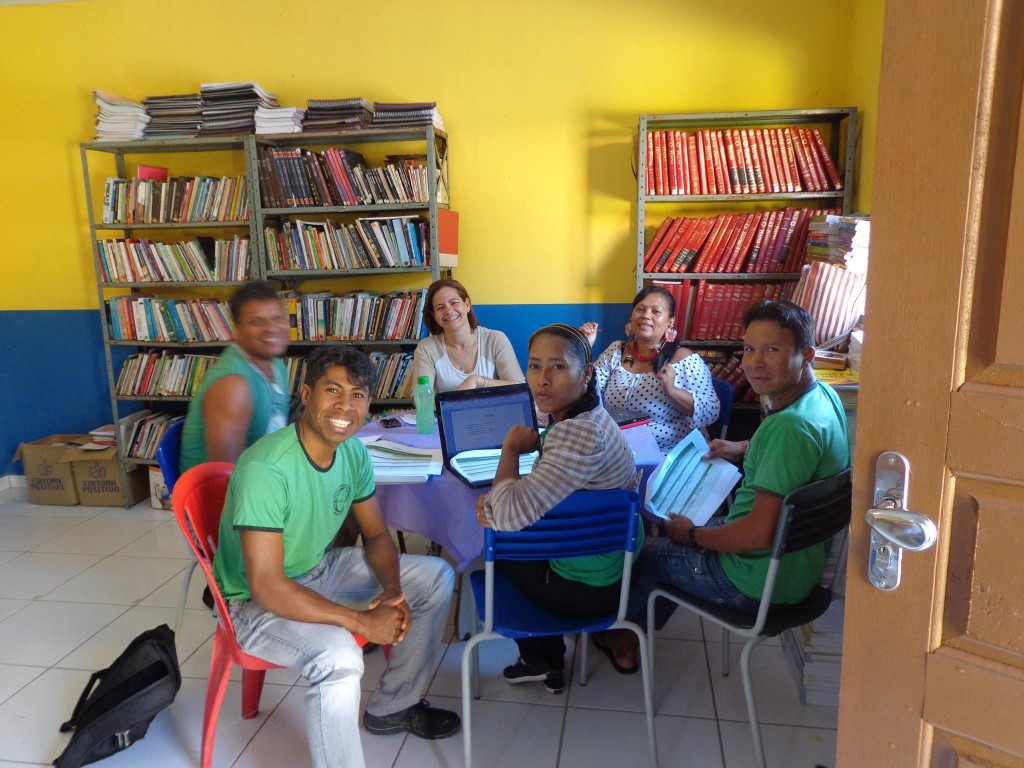 Cristhiane Ferreguett coordena oficinas em escolas indígenas de Olivença, uma ação do Projeto “Leitura e escrita: compromissos de todas as áreas” do Pibid Diversidade