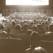 Opa! O que as crianças estão fazendo nesta sala de cinema?