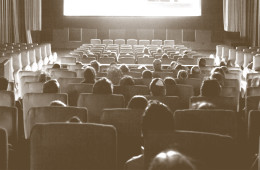 Opa! O que as crianças estão fazendo nesta sala de cinema?